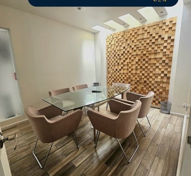 magen de una sala de juntas moderna, con una gran mesa rectangular de madera en el centro, rodeada.
