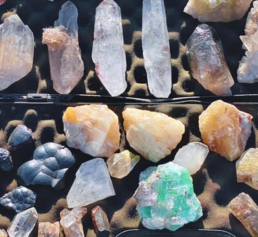 Una colección de cristales en bruto, incluyendo puntas de cuarzo, citrino y hematita mexicanas