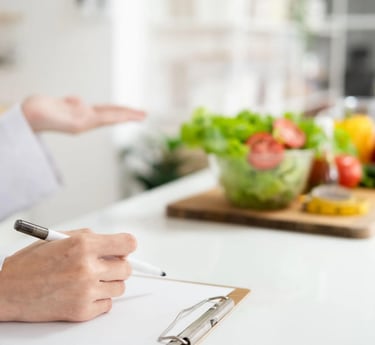 Personne écrivant sur un carnet devant une table avec des aliments frais