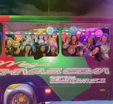 Diversión y alegría durante el recorrido de la chiva rumbera.