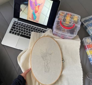 Un proyecto online de bordado de un colibrí en un aro de madera. 