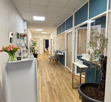 Institut de beauté moderne avec un plancher en bois et des fleurs 