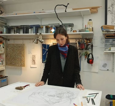 L'artiste Édith Théret réalise le tracé préparatoire d'un futur projet de vitrail contemporain.