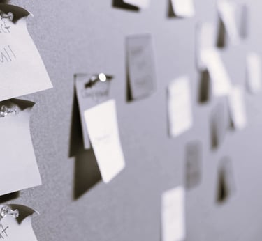Photo d'un mur avec des post-it