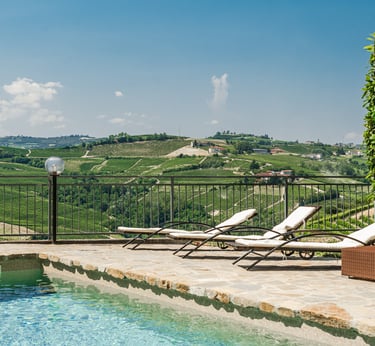foto real estate esterna piscina colline piemontesi, langhe