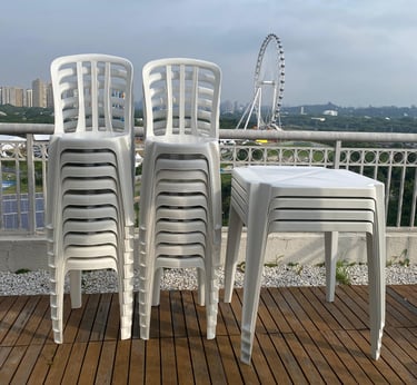 Aluguel de mesas e cadeiras plásticas premium para eventos sociais e corporativos