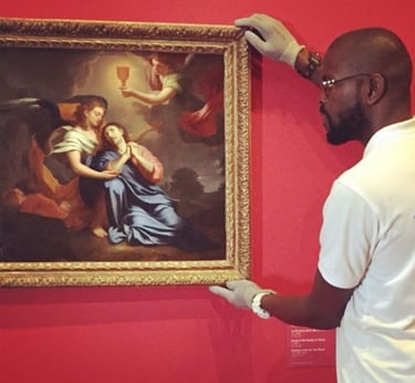 un, homme, de, chez, Well, Art, Transport, accroche, un, tableau, dans, un, musée,pour, instagram