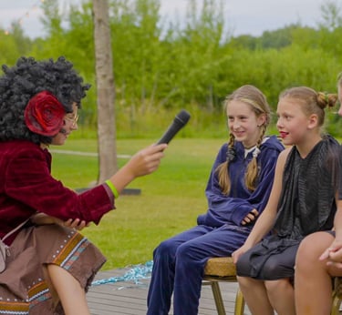 vaikai vaidina stovykloje