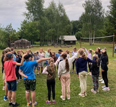 žaidimai vaikų vasaros stovykloje