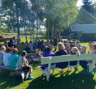 vaikai aplink laužą