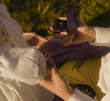 Propuesta de matrimonio romántica al aire libre con un anillo de compromiso de diamantes