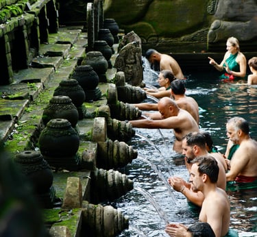 Melukat di Pura Tirta Empul Bali