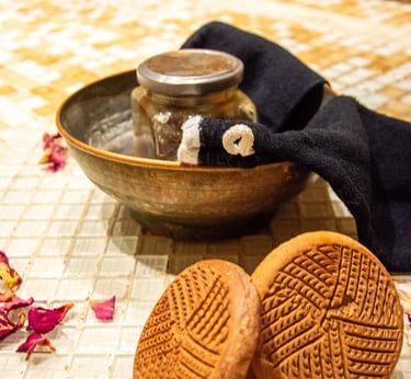 Savon noir et gant de kessa dans la salle tiède du hammam