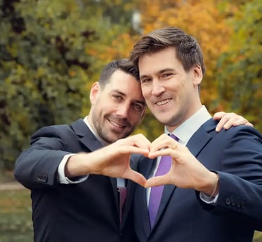 "Pareja gay casada en España, formando un corazón con las manos y celebrando su amor y boda."