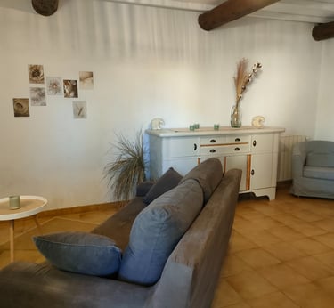 Ruhe und Komfort im Wohnzimmer der Maison d'Yvette Gîte en Provence Mont Ventoux