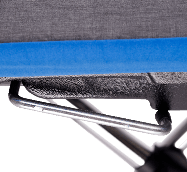 Profesjonalne żelazko parowe EV do stacji Atlantis. Prasowanie koszuli przy użyciu suchej pary. Idealne dla butików i domów.