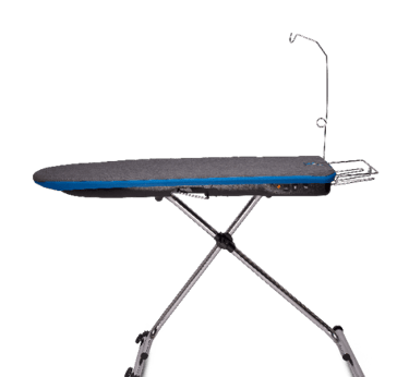 Żelazko parowe marki EV z wysokiej klasy stopą teflonową, chroniącą jedwab i len przed przypaleniem.