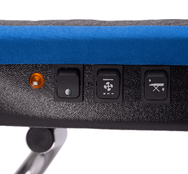 Żelazko parowe marki EV z wysokiej klasy stopą teflonową, chroniącą jedwab i len przed przypaleniem.