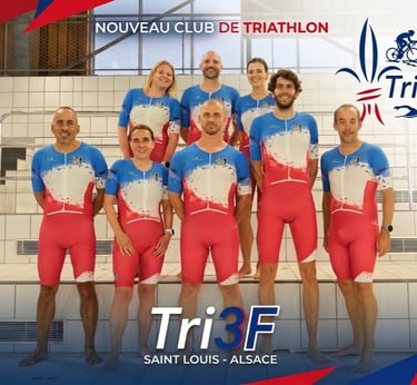 Photo de groupe du club Tri3F avec les combinaisons officielles