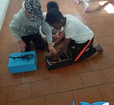 3 enfants de quartiers avec la boite à requins pendant colo apprenante