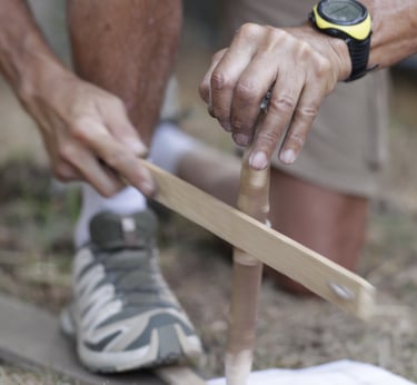 persona haciendo fuego con un arco