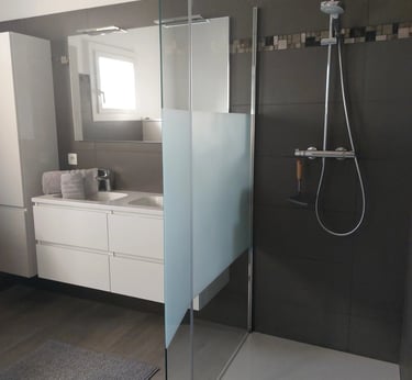 Vue de la salle de bains totalemet rénovée