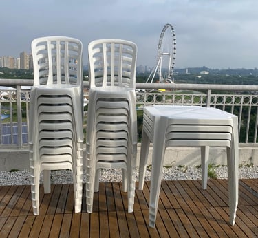 Aluguel de mesas e cadeiras plásticas premium para eventos sociais e corporativos