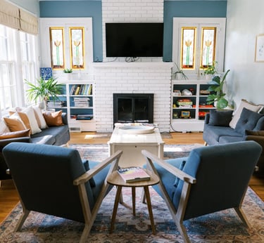South Cliff Inn's living room, well-stocked with books, magazines, puzzles, and board games
