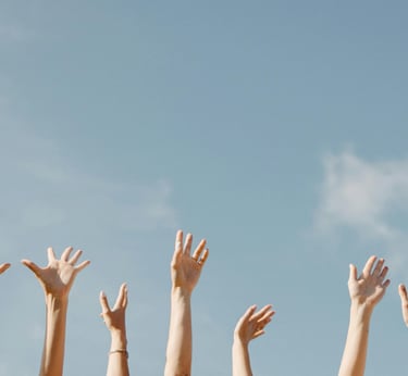 Plusieurs mains tendues vers le ciel, symbole de liberté