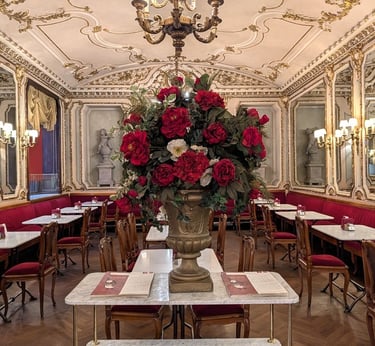 Lameravigliosa sala interna del Caffè Platti