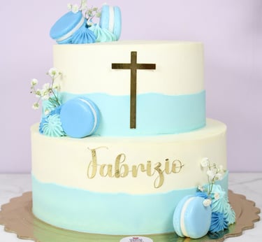 Tarta de comunión personalizada con decoración elegante en tonos azules