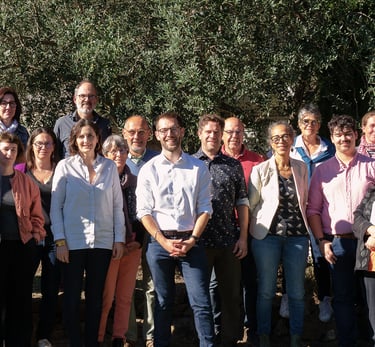 Photo en extérieur du groupe Tournon en Commun lors d'une séance de travail