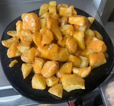ración de patatas fritas casetas con salsa brava