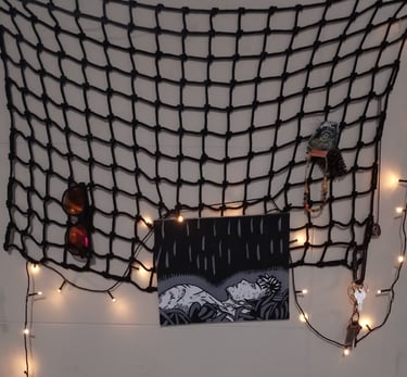 malla en una pared con varias cosas