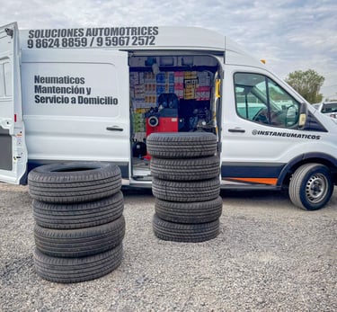 Furgoneta de Instaneumáticos realizando trabajo de instalación de neumáticos