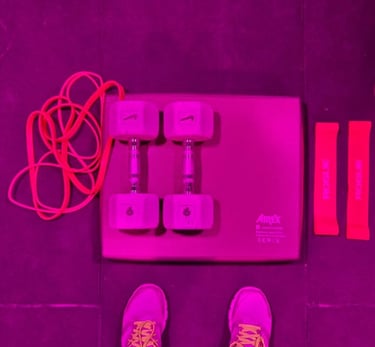 Haltères, dumbbell, bandes de résistance et pad en cours de Heat chez Episod à Paris