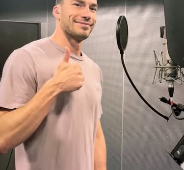 Alex enregistre les voix pour le nouvel EP de watchers band