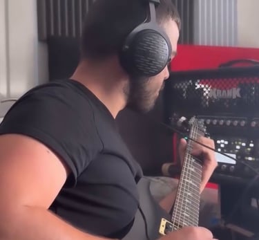 Sidoine enregistre la guitare pour le nouvel ep de watchers band