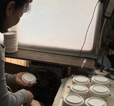 Artisane japonais travaillant sur de la céramique Japonaise Tobe Yaki