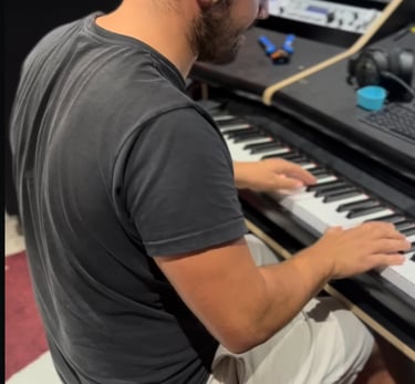 sidoine enregistre du piano pour le nouvel EP de watchers band