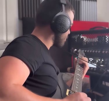 Sidoine enregistre la guitare pour le nouvel ep de watchers band