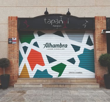 Graffiti en cierre metálico. Para la campaña publicitaria de Cervezas Alhambra (Grupo Mahou).