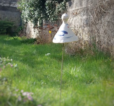 estelle del céramiste petite sculpture en grès blanc montée à planter pour honorer le souvenir