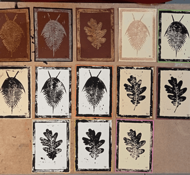 Hoja de Roble y Trilobites, grabados de linóleo en tamaño carta en diferentes colores y cartulinas.