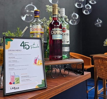 Open bar colorido com drinks para festa de aniversário