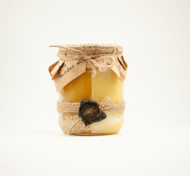 Pvasarinis ir vasarinis medus. Užpelkių medus. Dviejų skonių medus. Pusinis medus. Medus per pusę