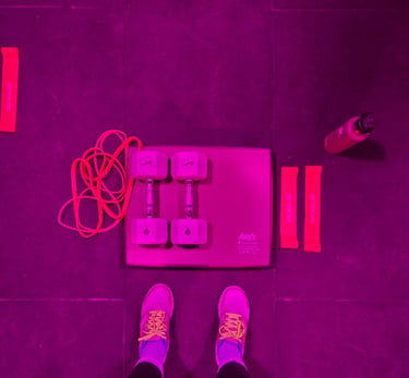 Haltères, dumbbell, bandes de résistance et pad en cours de Heat chez Episod à Paris