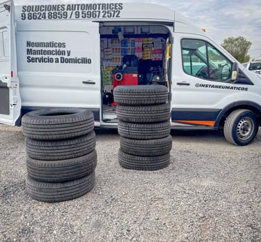Furgoneta de Instaneumáticos realizando trabajo de instalación de neumáticos