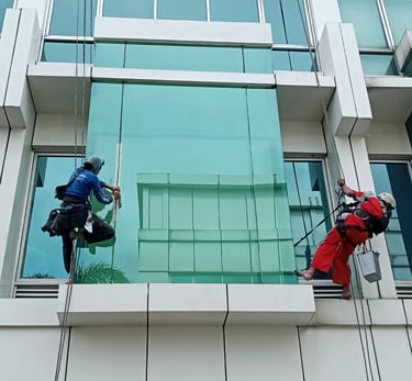 Jasa Bersih Kaca Gedung