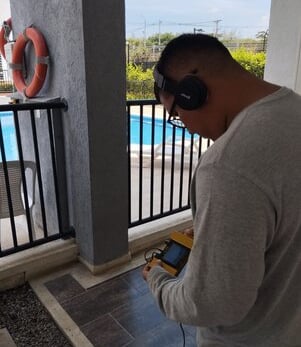 plomero detectando fuga de agua potable con geofono